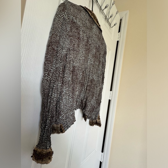 Bronze beading and lace accents on collar, cuffs & pockets: flattering cut. - Picture 8 of 9